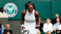 L'Américaine Serena Williams célèbre un point marqué contre sa compatriote Christina McHale à Wimbledon, Londres, 1er juillet, 2016.