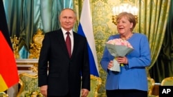 Kanselir Jerman Angela Merkel saat bertemu Presiden Rusia Vladimir Putin di Kremlin 20 Agustus 2021 lalu (foto: dok). 