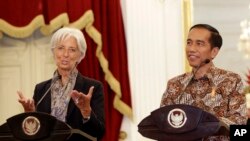 Direktur Pelaksana IMF Christine Lagarde dalam konferensi pers bersama Presiden Joko Widodo di Istana Merdeka (1/9). (AP/Achmad Ibrahim)