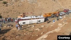 اتوبوس واژگون‌ شده حامل خبرنگاران. عکس از رسانه‌های ایران.