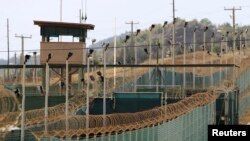 ផ្នែក​ខាង​ក្រៅ​នៃ​ Camp Delta នៅ​មូលដ្ឋាន​ទ័ព​ជើង​ទឹក​របស់​អាមេរិក​នៅ​ Guantanamo Bay។