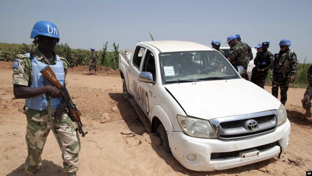 Beberapa anggota pasukan perdamaian PBB di Darfur (UNAMID) melakukan patroli (foto: dok). Tujuh tentara UNAMID tewas dalam serangan hari Sabtu (13/7). 