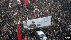 Une foule d'Iraniens rend hommage au général Qasem Soleimani, le 6 janvier 2020.