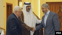 Presiden Palestina Mahmoud Abbas (kiri) dan pemimpin Hamas Khaled Meshaal (kanan) sepakat membentuk pemerintah persatuan disaksikan oleh Emir Qatar Sheikh Hamad bin Khalifa al-Thani di Doha, Qatar (6/2).