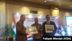 Menteri Koordinator Bidang Kemaritiman Luhut Binsar Pandjaitan, Menteri Perhubungan Budi Karya Sumadi, dan Duta Besar India untuk Indonesia Pradeep K. Rawat usai membuka forum investasi infrastruktur Indonesia-India di Jakarta, Senin (19/3). (VOA/Fathiyah Wardah)