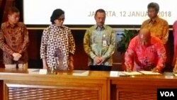 Menkeu Sri Mulyani dan Menteri ESDM Ignasius Jonan menyaksikan penandatanganan perjanjian bersama antara Pemerintah Pusat, Pemprov Papua dan Permerintah Kabupaten Mimika & PT Inalum di Kemenkeu, Jakarta Jumat 12 Januari (Foto: VOA/Andylala).