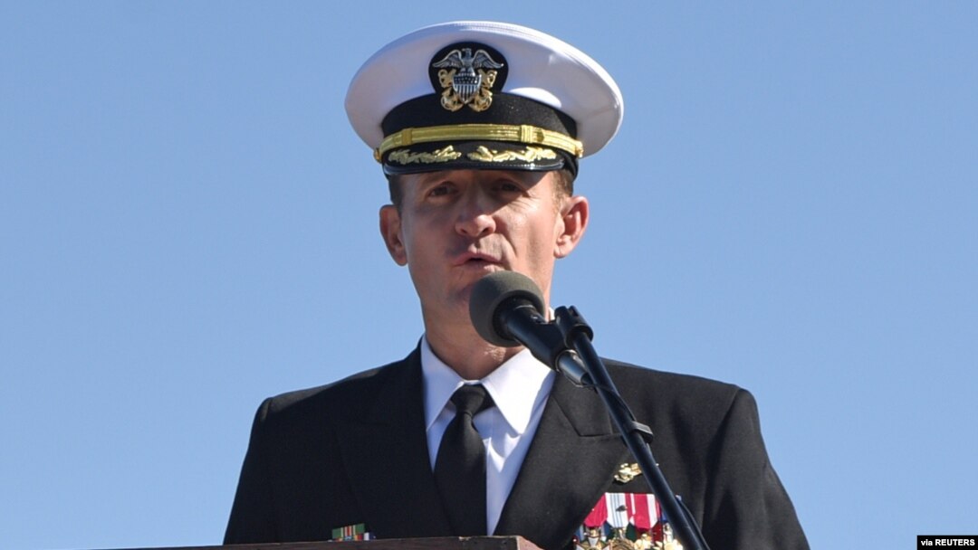 Kapten Brett Crozier berbicara kepada awak di kapal induk USS Theodore Roosevelt di San Diego, California, 1 Maret 2020. (Foto: via Reuters)