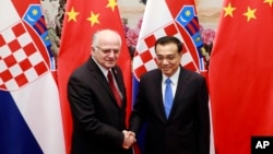 2015年11月26日，第四次中国－中东欧国家领导人会晤，李克强（右）同克罗地亚议长莱科举行会谈时握手。