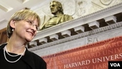 La presidenta de Harvard dijo que creció en una época en que no se esperaba mucho de las mujeres.