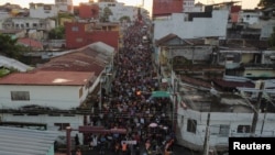 Una vista de drones muestra a migrantes caminando en una caravana durante el día de las elecciones presidenciales de Estados Unidos, en un intento de llegar a la frontera norte de México, en Tapachula, México, 5 de noviembre de 2024. 