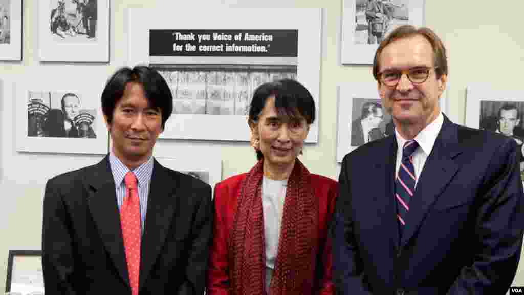 VOA Director David Ensor (right) and Burmese Service Chief Than Lwin Htun (left) thank Aung San Suu Kyi for her visit. &ldquo;It is an extraordinary honor to have such a distinguished guest visit us,&quot; Ensor said.