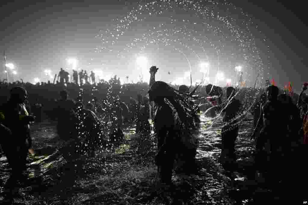 Naga Sadhus oregon  Hindu beatified  men instrumentality     dips astatine  Sangam, the confluence of 3  ineffable  rivers the Yamuna, the Ganges and the mythical Saraswati, connected  Vasant Panchami during the Kumbh Mela successful  Prayagraj, Uttar Pradesh state, India.