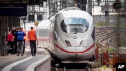 Kereta api cepat ICE di stasiun kereta api utama kota Frankfurt, Jerman. (Foto: dok). Layanan kereta di sejumlah wilayah di Jerman Utara dihentikan selama beberapa jam, Senin (30/9), setelah sebuah badai dengan angin berkecepatan tinggi menyapu wilayah itu.