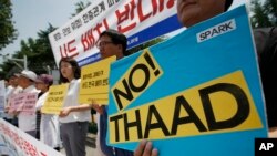 Demonstran Korea Selatan memegang poster menolak pengerahan sistem anti-misil Amerika Serikat (THAAD) di depan Kementerian Pertahanan di Seoul, Korea Selatan, 8 Juli 2016.