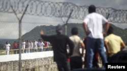 ARCHIVO - Los vuelos operados por el ICE envían semanalmente a Honduras cientos de deportados, como muestra esta imagen del arribo al Aeropuerto Toncontin en Tegucigalpa de decenas de deportados. 