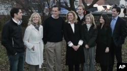 Mitt Romney, tiene cinco hijos con su actual esposa Ann Davies; ellos son: Tagg, Matt, Josh, Ben y Craig. En la foto aparecen Craig Romney con su esposa, Mary; Ben Romney y su esposa Andelynne; y Tagg Romney con su esposa Jenn.
