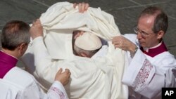 Le pape François se change à la fin d'une cérémonie de canonisation, 18 octobre 2015. (AP Photo/Alessandra Tarantino)