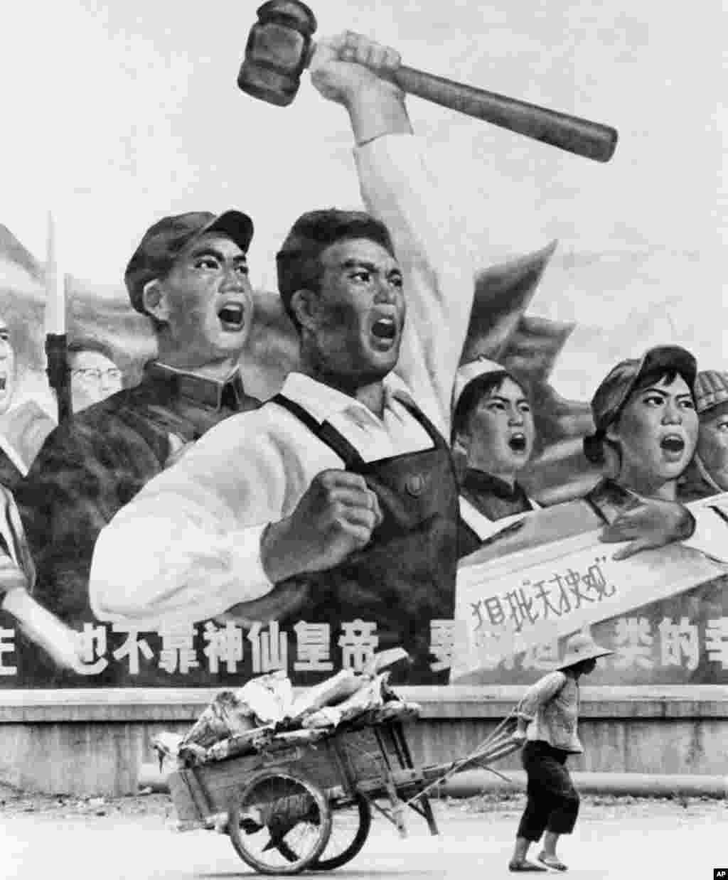 1972年8月29日，上海街头的宣传画批判天才历史观。林彪死后，当局在全国展开批林整风运动。先是批判林彪的极左路线，这有利于被&ldquo;新文革派&rdquo;视为&ldquo;老右倾&rdquo;的周恩来的&ldquo;旧政府派&rdquo;。但后来毛泽东为了保护文革和自己的文革亲信，改为批林彪的极右路线。这激怒了周恩来。据周的秘书回忆：&ldquo;总理从第一页开始，一页一页翻看，翻得很快，看得也很快。几份材料翻完，猛地朝办公桌上拍了一下，劲儿很大，连桌上的茶杯都跳了一下，接着，把文件&lsquo;啪&rsquo;地朝侧右后方摔去，我听到一句：&lsquo;妈的，怎么不是极左，就是极左嘛！&rsquo;&rdquo; &nbsp;