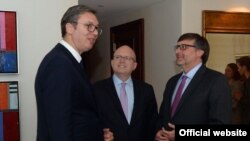 Predsednik Srbije Aleksandar Vučić sa vršiocem dužnosti pomoćnika američkog državnog sekretara Filipom Rikerom i specijalnim izaslanikom za Zapadni Balkan Metjuom Palmerom tokom razgovora u Njujorku (Foto: Kabinet predsednika)