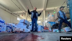 Un palestino reacciona mientras hay sangre en el suelo en un centro de distribución de ayuda de la UNRWA tras un ataque israelí, mientras continúa el conflicto entre Israel y Hamás, en Rafah, en el sur de la Franja de Gaza, el 13 de marzo de 2024.
