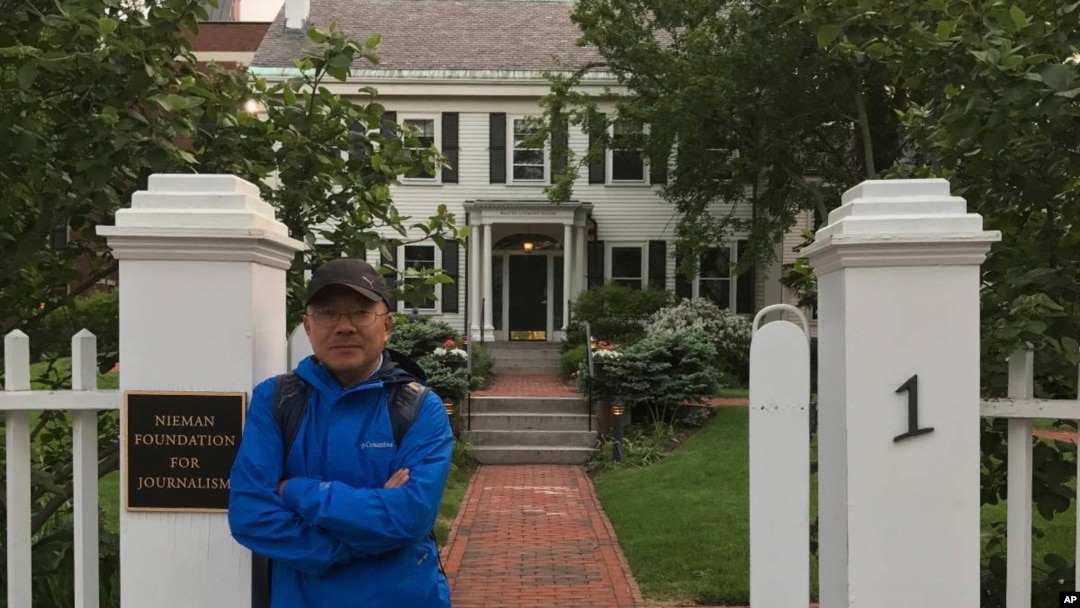 ARCHIVO - En esta imagen, proporcionada por la familia Dong, el periodista Dong Yuyu, a las puertas de la Fundación Nieman de Periodismo, en la Universidad de Harvard, en Cambridge, Massachusetts, en mayo de 2017. 