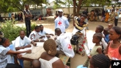 Des agents de la Croix Rouge prennent soin des personnes déplacées dans un centre d’accueil dans le district du Bacongo, à Brazzaville, République du Congo, 6 mars 2012.