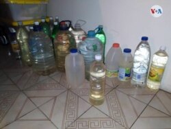 Muchos venezolanos conservan el agua en botellas de plástico. [Foto: Fabiana Rondón, VOA]