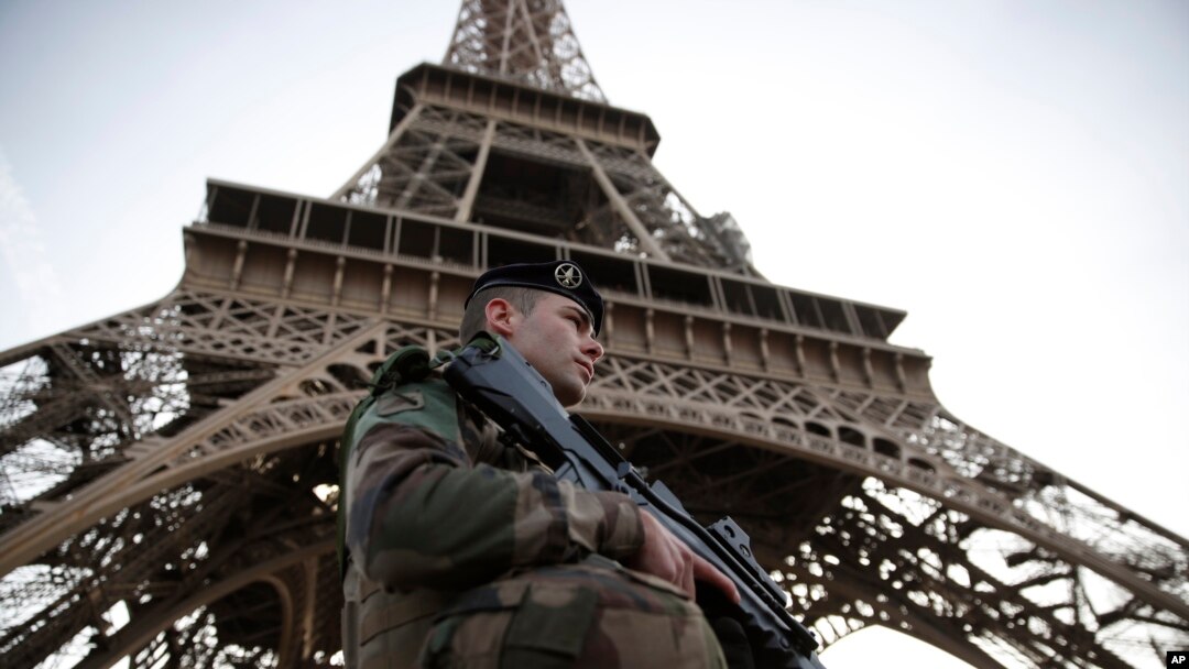 Seorang tentara berjaga di bawah Menara Eiffel saat Perancis menandai akhir masa darurat yang berlangsung selama dua tahun, Rabu, 1 November 2017.
