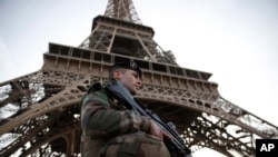 Seorang tentara berjaga di bawah Menara Eiffel saat Perancis menandai akhir masa darurat yang berlangsung selama dua tahun, Rabu, 1 November 2017.