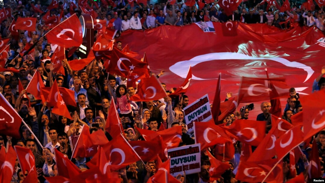 Para pendukung PM Turki Recep Tayyip Erdogan dalam unjuk rasa di Ankara (9/6). Oposisi menuduh PM Erdogan meningkatkan ketegangan politik di Turki. 
