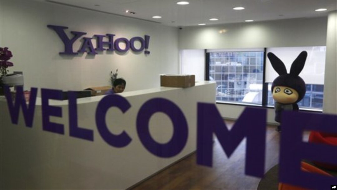 Logo Yahoo di kantornya di Hong Kong.