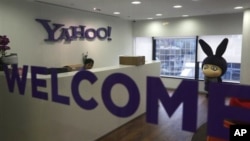 Logo Yahoo di kantornya di Hong Kong.