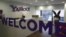 Logo Yahoo di kantornya di Hong Kong.