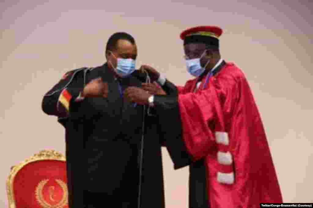 Pr&#233;sident Denis Sassou N&#39;Guesso azwi mbano ya Docteur Honoris Causi ya Universit&#233; Marien Ngouabi, na Brazzaville, 12 novembre 2020. (Twitter/Pr&#233;sidence Congo-Brazzaville)