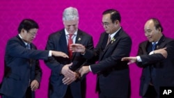 U.S. National Security Adviser Robert O'Brien, second left, with ASEAN leaders, from left, Laos Prime Minister Thongloun Sisoulith, Thailand Prime Minister Prayuth Chan-ocha, and Vietnamese Prime Minister Nguyen Xuan Phuc prepares to shake hands in…