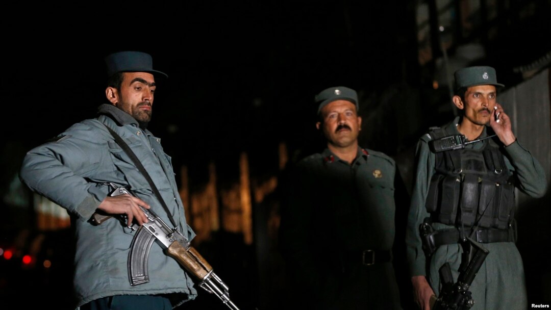 Polisi berjaga-jaga di lokasi ledakan di Kabul, 27 November 2014.