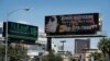 Una valla publicitaria muestra un número de teléfono de la Línea directa nacional contra la trata de personas, el jueves 21 de septiembre de 2017, en Las Vegas. (Foto AP/John Locher)