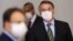 Le président brésilien Jair Bolsonaro portant un masque avant une conférence de presse pour annoncer des mesures judiciaires fédérales visant à freiner la propagation du coronavirus, Brasilia, 18 mars 2020. (Reuters/Adriano Machado)