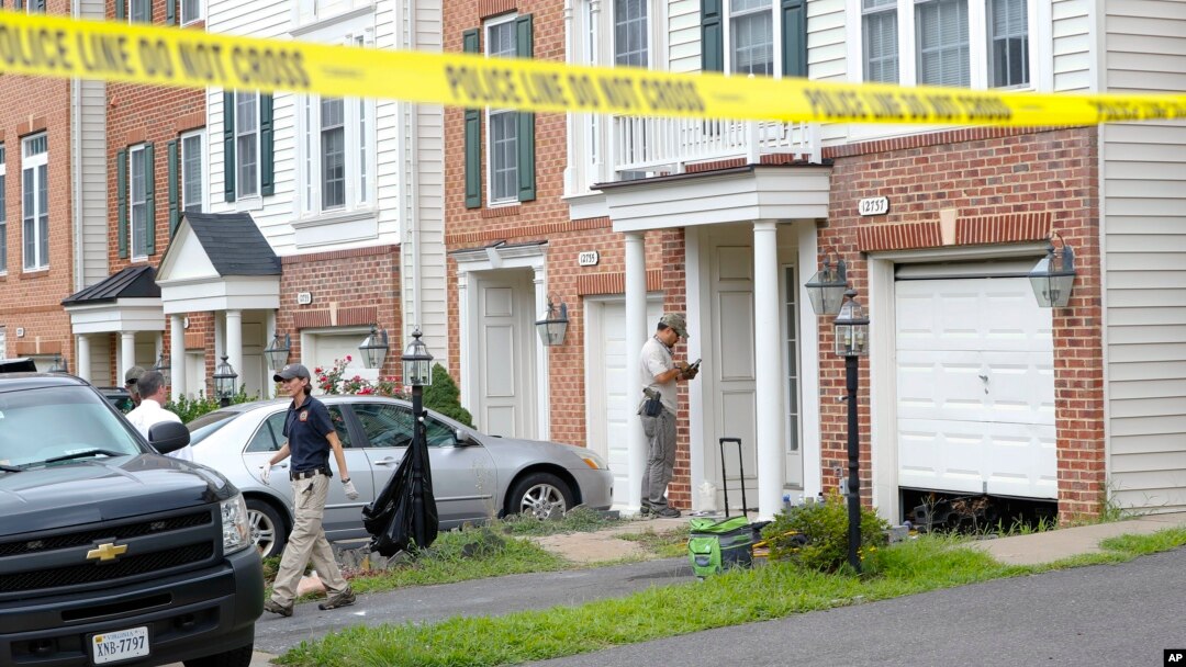 Nhân viên điều tra được nhìn thấy bên ngoài nhà của Nicholas Young, nhân viên Sở Cảnh sát Giao thông Metro, Fairfax, Virginia, ngày 3/8/2016.