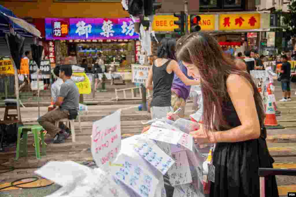 香港铜锣湾商业区的占中抗议者(美国之音方正拍摄)