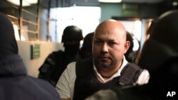 El exdiputado salvadoreño Roberto Silva Pereira llega al Centro Judicial de San Salvador, El Salvador, el miércoles 8 de enero de 2020. 