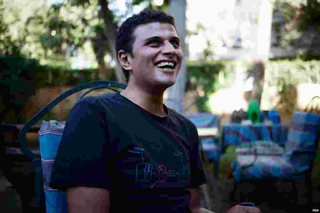 Former Muslim Ismail Mohamed says he has to work at his family&#39;s laundromat because it is impossible for him, as an atheist,&nbsp;to be employed anywhere else, Oct. 25, 2013, Cairo. (Yuli Weeks for VOA)