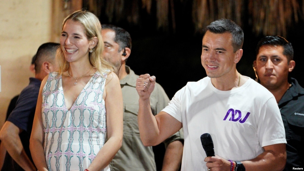 Daniel Noboa y su esposa, Lavinia Valbonesi, celebran su victoria en las elecciones presidenciales, en Santa Elena, Ecuador, el 15 de octubre de 2023. REUTERS/Santiago Arcos