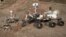 Марсоход Curiosity (справа)