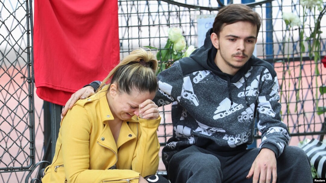 El Ministerio del Interior informó que ocho niños y un guardia de seguridad habían muerto y seis niños habían sido hospitalizados junto con el maestro.