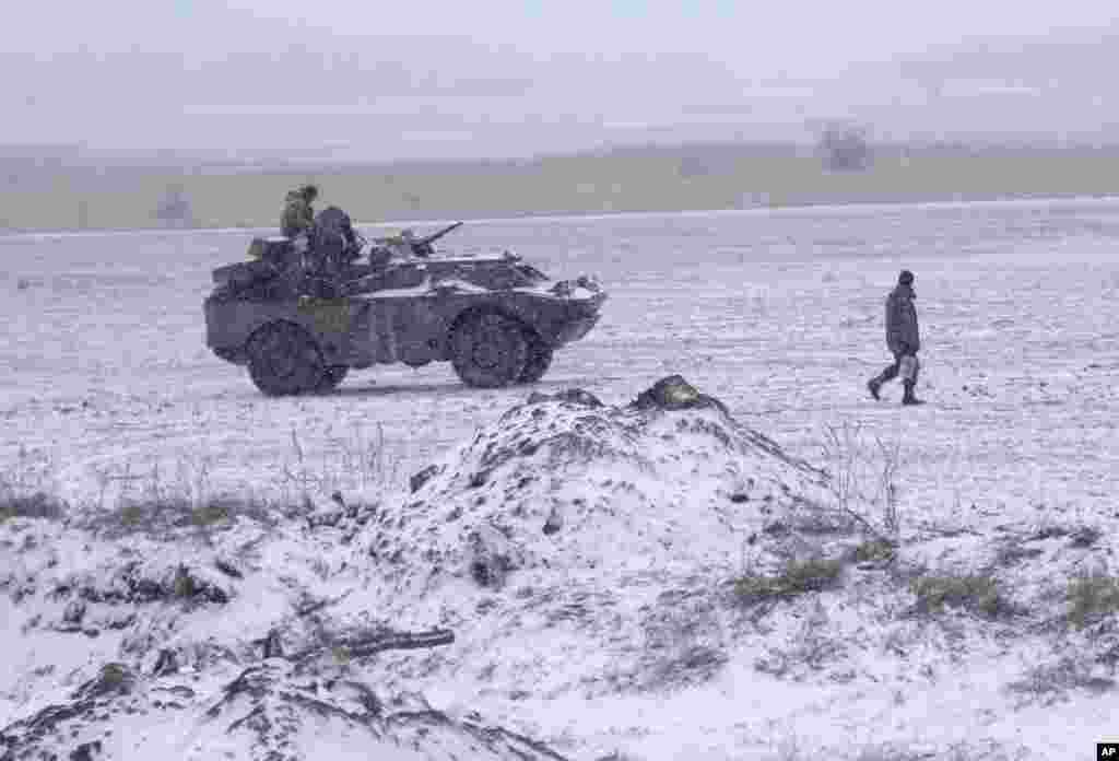 Український військовий несе воду. Ділянка між Артемівськом та Дебальцевим