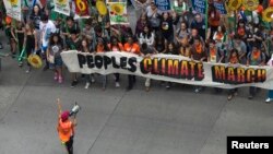 Activistas marchan en Nueva York a favor de la concientización sobre el cambio climático.