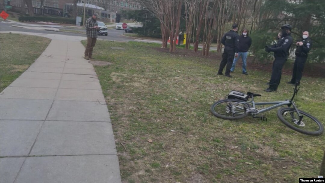 Agentes de policía detienen a un hombre cerca de la residencia oficial de la vicepresidenta de Estados Unidos, Kamala Harris, en los terrenos del Observatorio Naval en Washington.