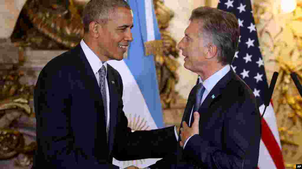 Le président américain Barack Obama serre la main du président argentin Mauricio Macri, Buenos Aires, le 23 mars 2016.