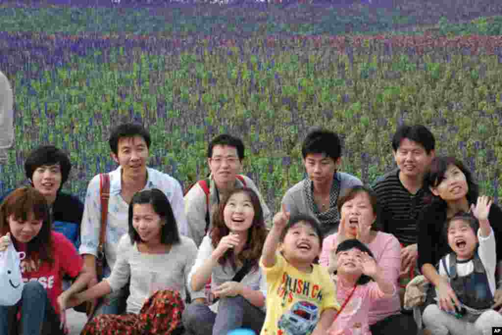 游人在花海前快乐地留影